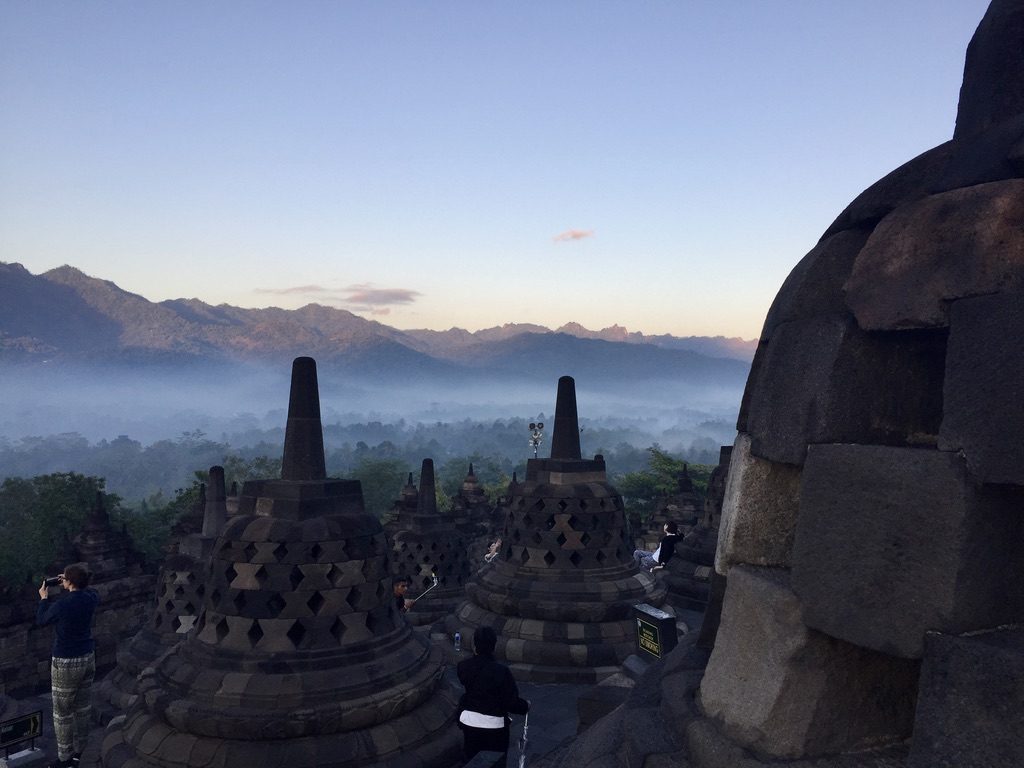 Neblina en las primeras horas en Borobudur