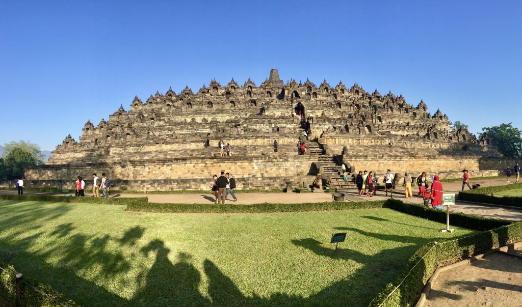 El templo se llena de turistas con la salida del sol