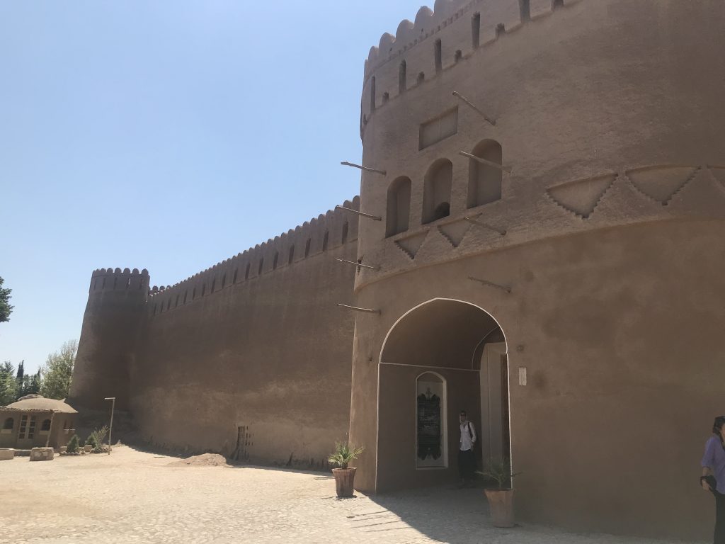 Muralla exterior del castillo de adobe