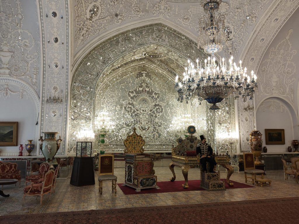Interior de una sala del palacio de Golestán